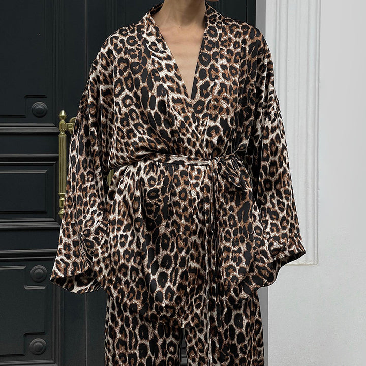 Dame jumpsuit i trendy dyreprint stil med bredt ben og elegante detaljer Stilla