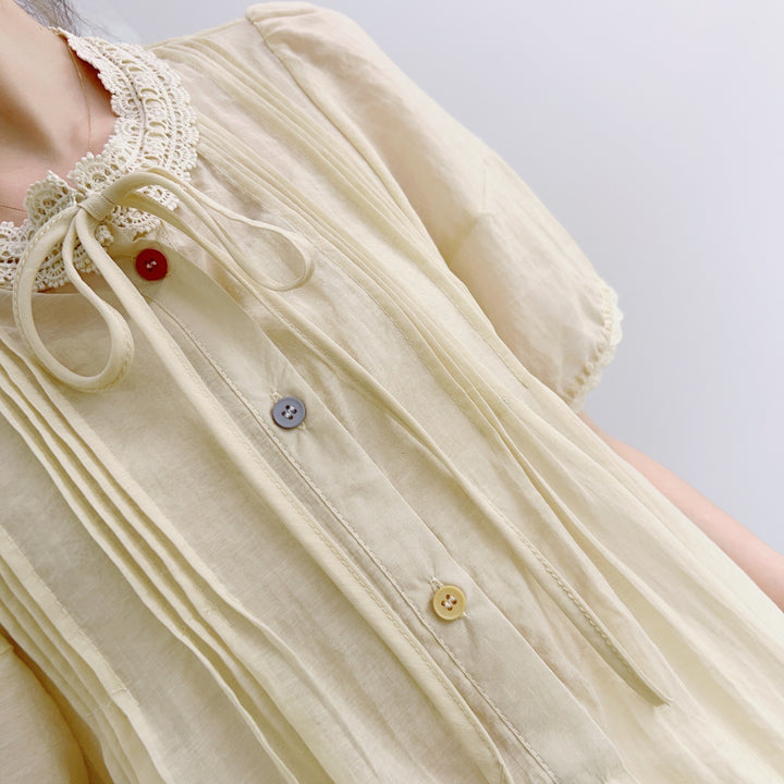 Dame Legende designet bluse med spidsekrave og dekorative knapper Stilla