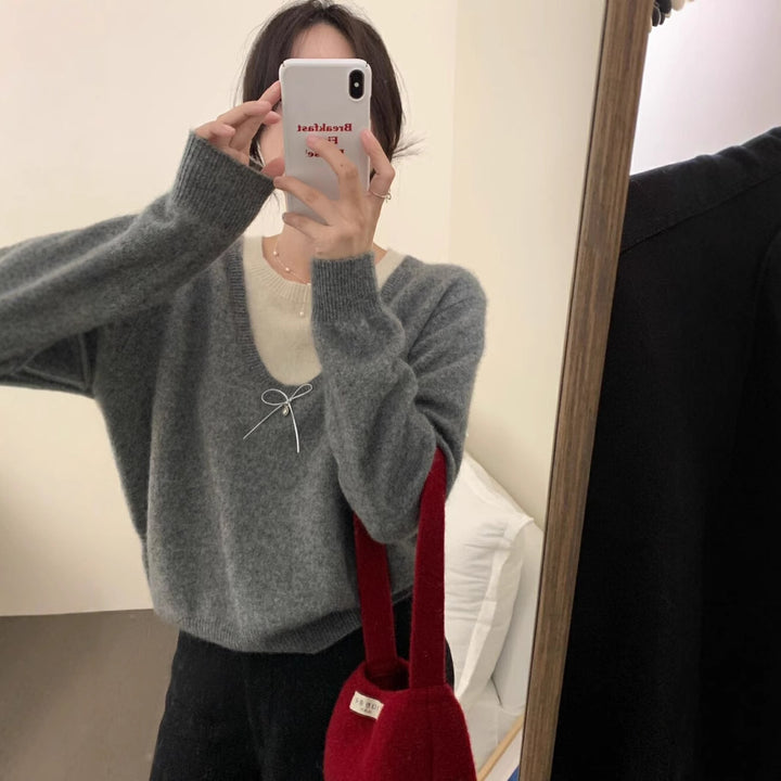 Kvindesweater med elegant V-hals og premium bueapplikation Stilla
