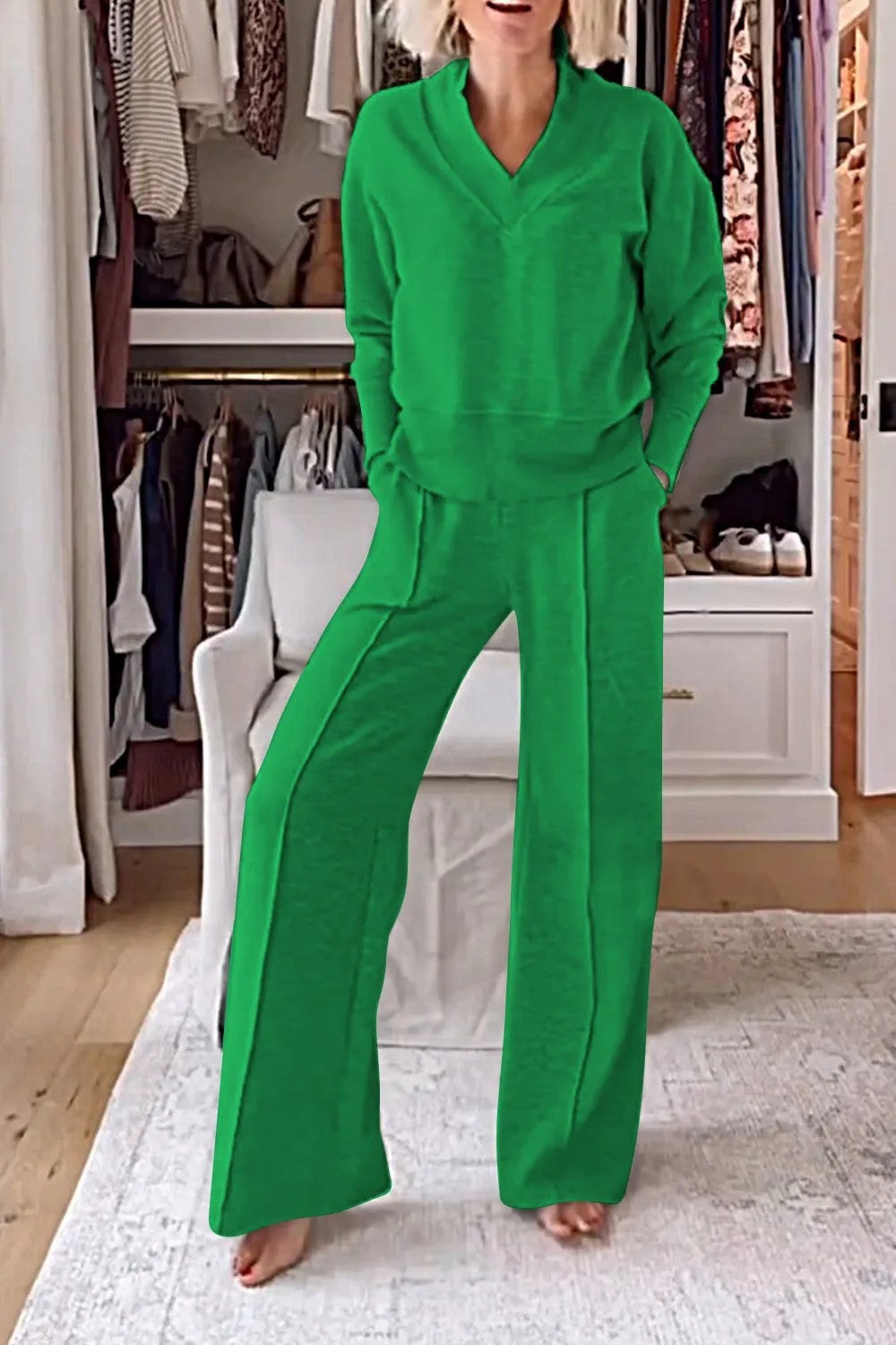 Kvinders komfortable loungewear sæt med V-udskæring og løs pasform Stilla
