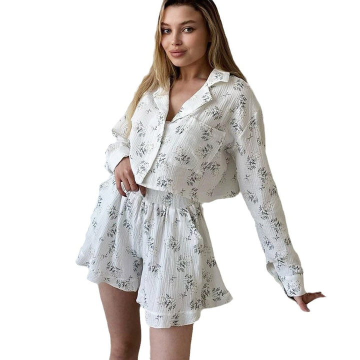Dame sæt bestående af let cropped top og flydende shorts med blomsterdesign Stilla