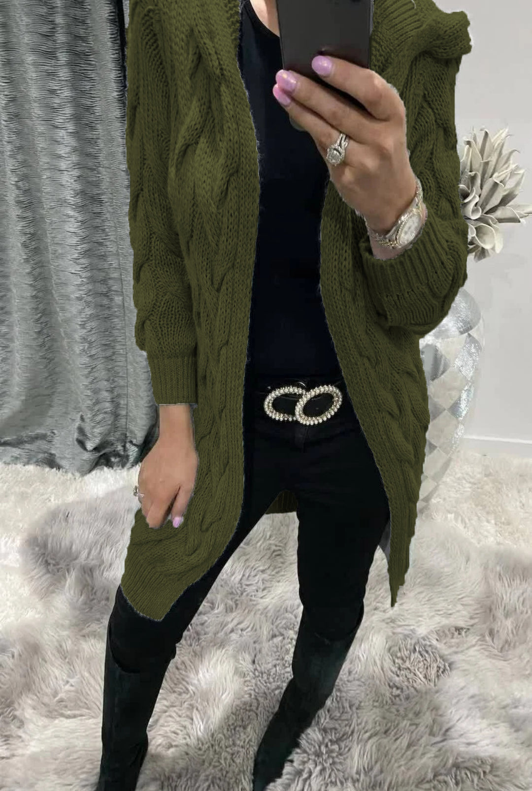 Kvindernes chunky strikket cardigan med nostalgisk cablestruktur og praktiske lommer Stilla