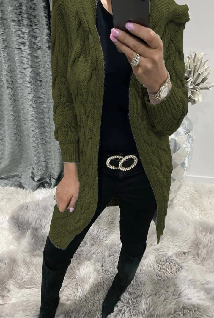 Kvindernes chunky strikket cardigan med nostalgisk cablestruktur og praktiske lommer Stilla