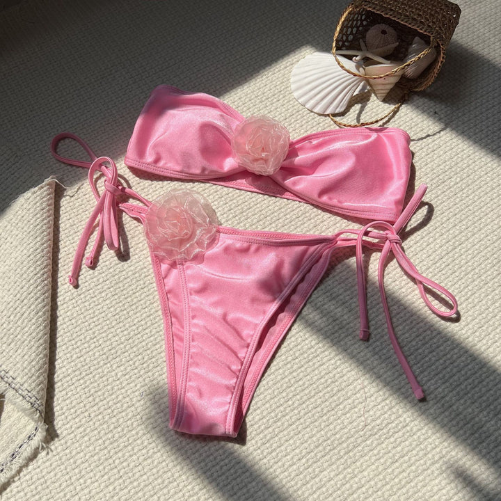 Dame bikini-sæt med legende blomsterapplikationer og justerbare bindebånd Stilla