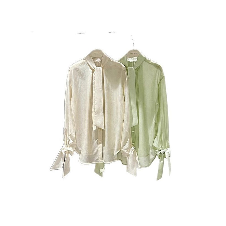 Damebluse med innovative båndærmer og elegant struktur Stilla