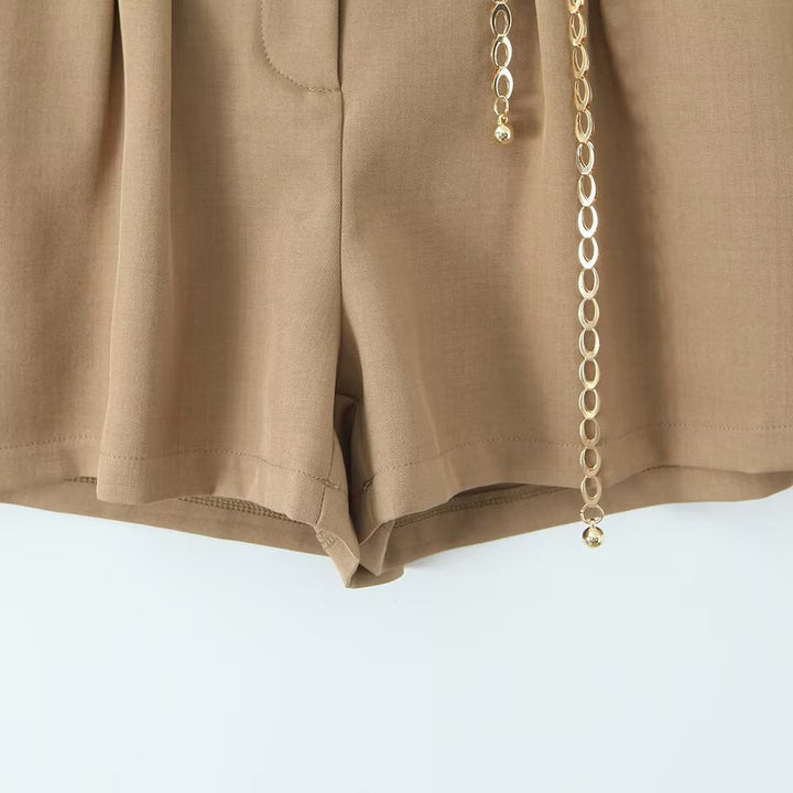 Dame Chice Shorts med elegant kæde og højtsiddende talje Skovae