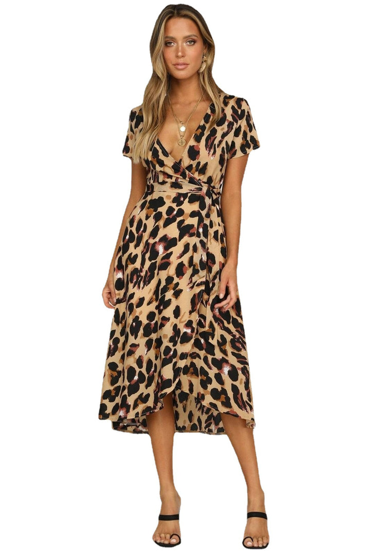 Dame wrap kjole med modetrendy leopardmønster og asymmetrisk kant Stilla