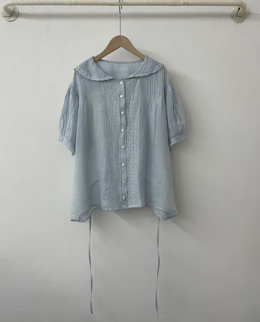 Dame Button-Up Bluse med spidsekrave og justerbart bånd Stilla