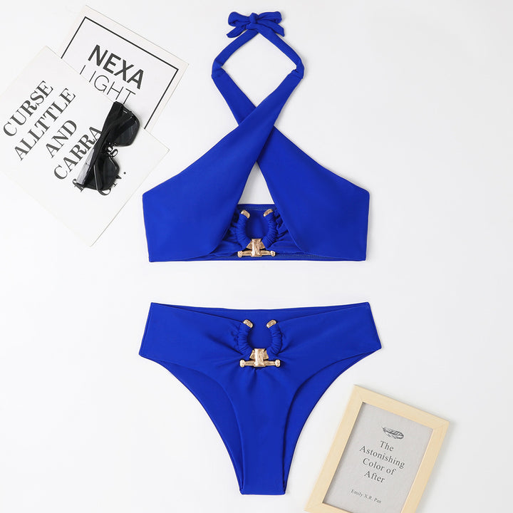 Dame Bikini-sæt med kreativt halterdesign og elegant guldaccent Stilla