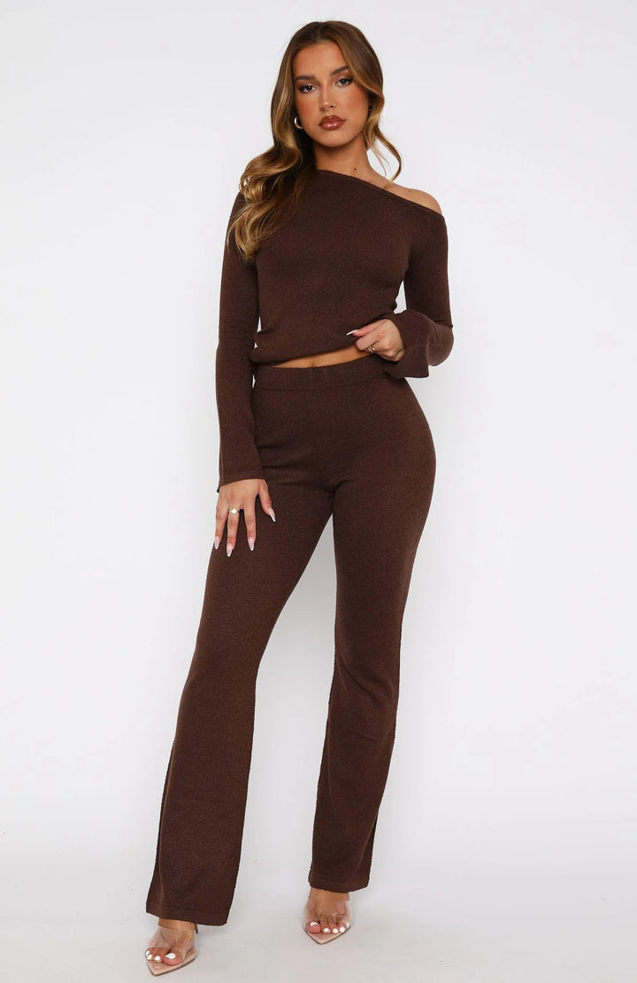 Dame stilfuld strik ensemble med asymmetrisk top og bred ben