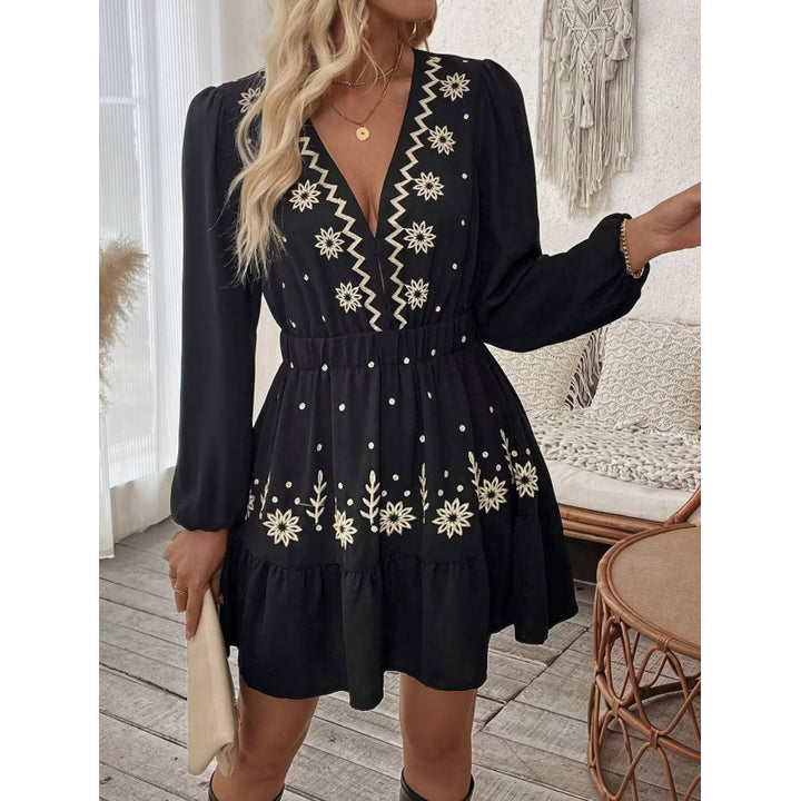 Dame fritidkjole med elegant V-udskæring og floralt broderi Stilla