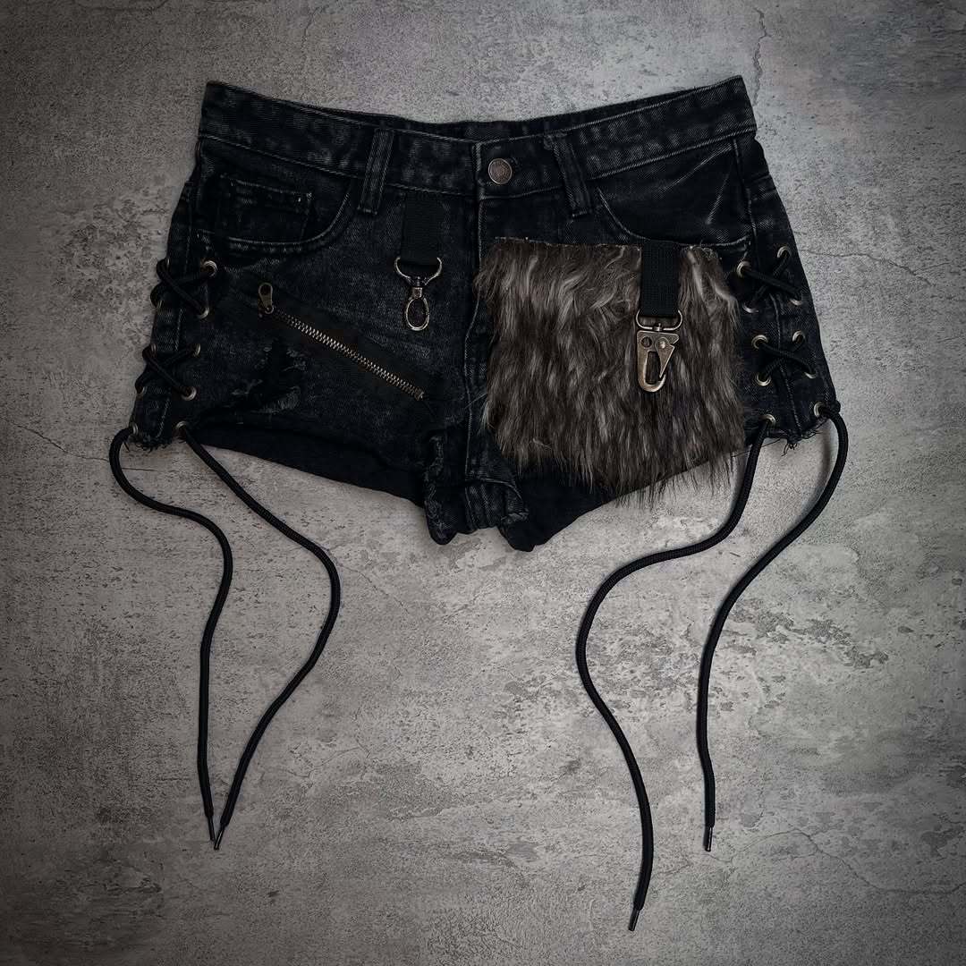 Damer Mode Denim-shorts med unikke snøredetaljer og kunstpelsapplikation Skovae