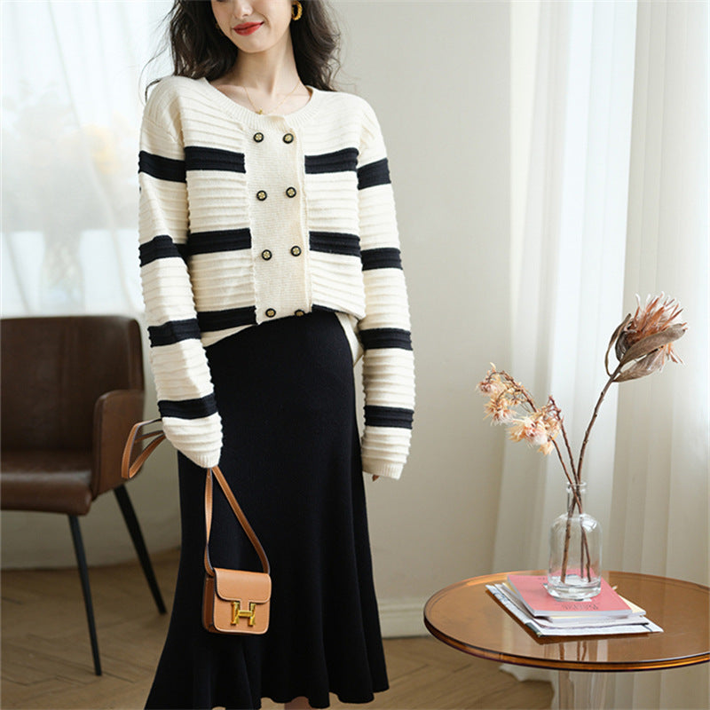 Dame cardigan med dekorative knapper og stribet design Stilla