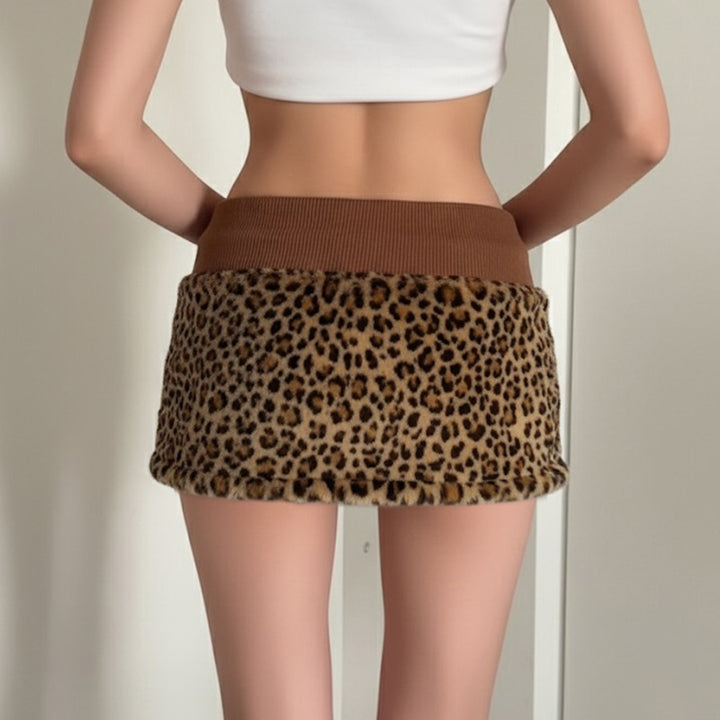 Damer nederdel i elegant leopardmønster med elastisk talje og skåret detalje Skovae