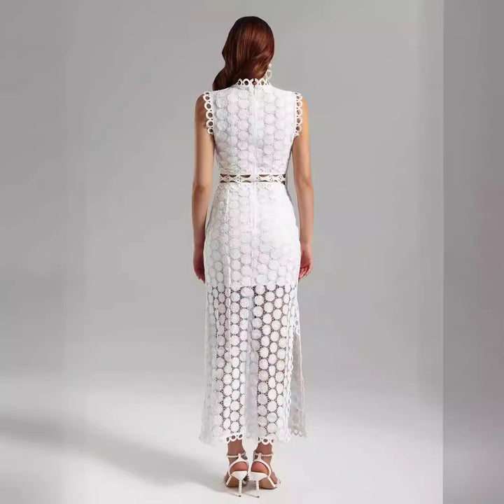 Kvinders elegante blonde maxikjole med transparente indsatser og dekorative flæse-detaljer