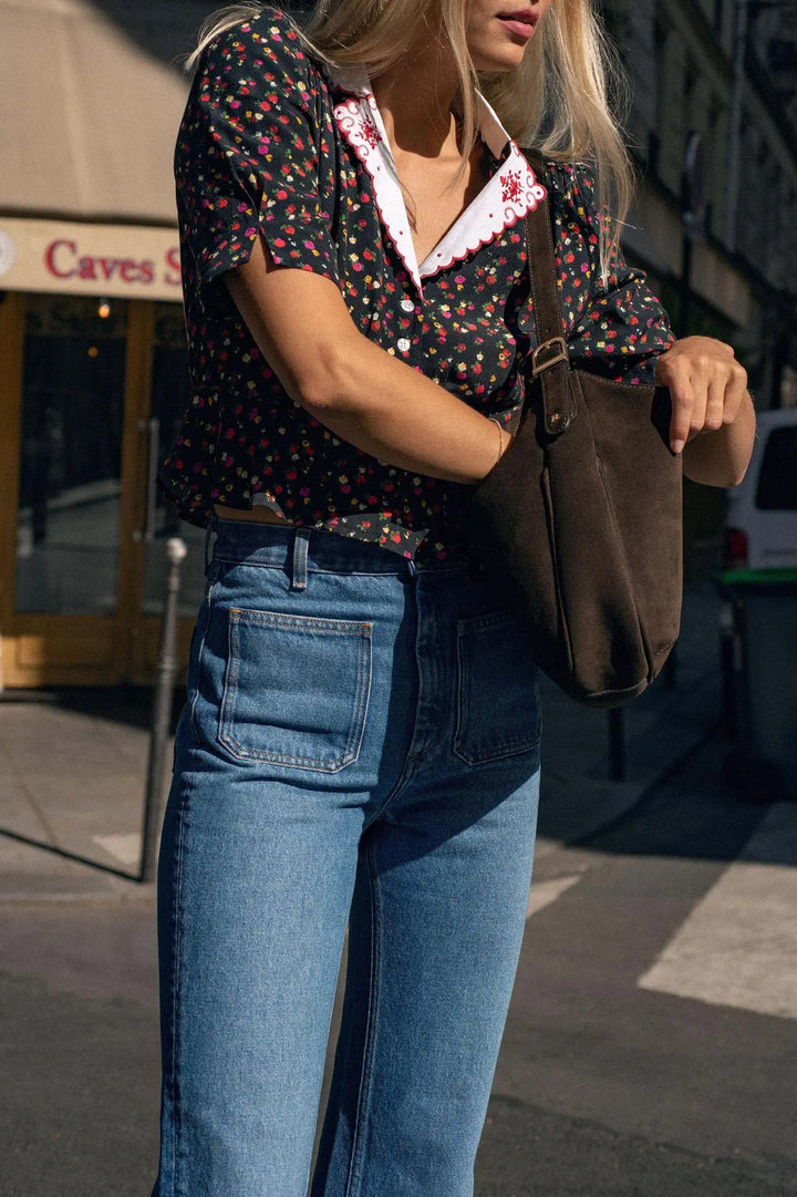 Damebluse med florale accenter og elegant krave Stilla