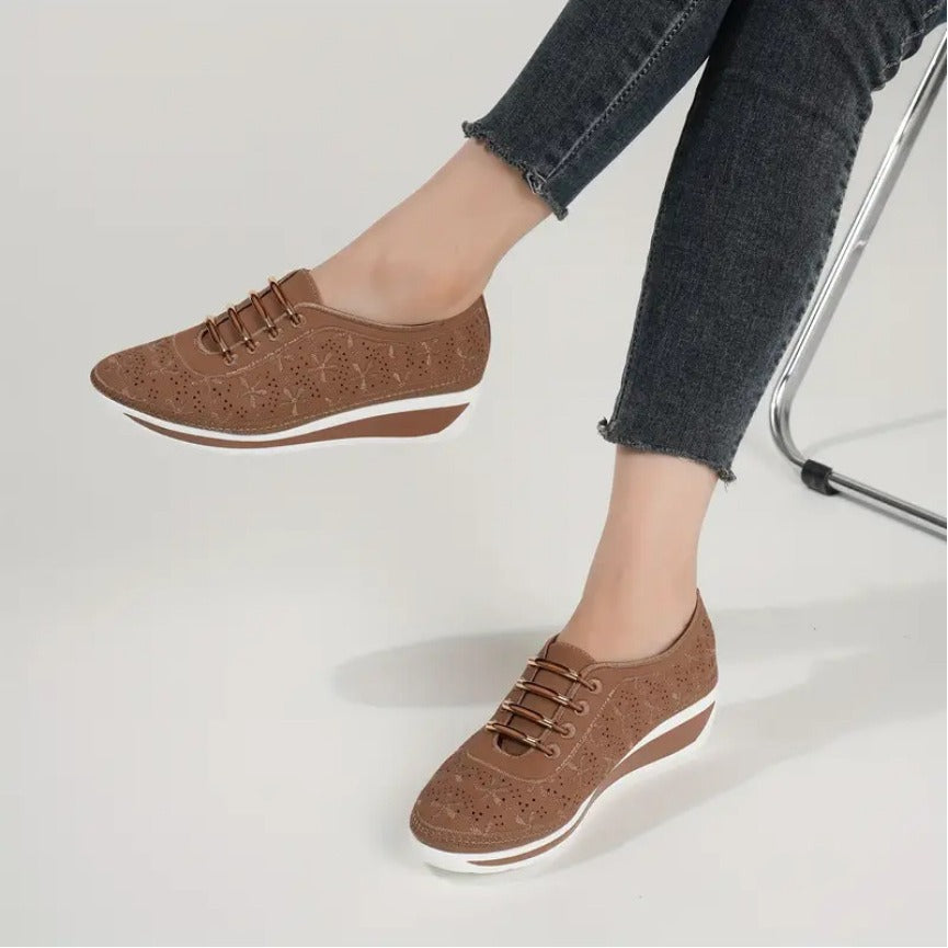Dame Wedge Sneakers med elegant hulmønster og komfort-sål Stilla