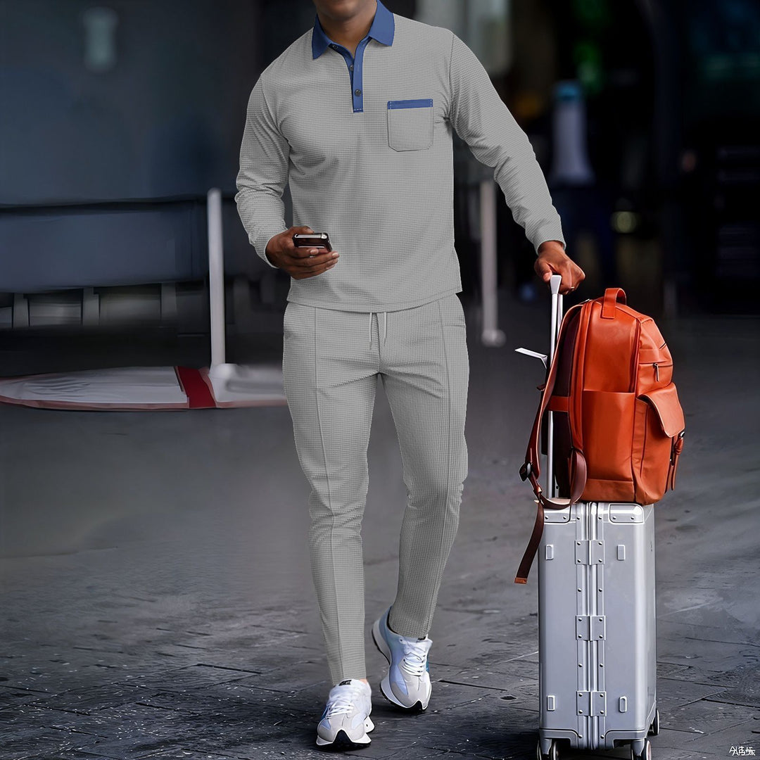 Herrer nan Rejse-sæt bestående af struktur jersey med langærmet polo t-shirt, brystlomme og smalt indsnævret snørebåndsbukser Skovae