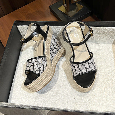 Dame platform-sandaler med elegant remdesign og smagfuld mønstring Stilla