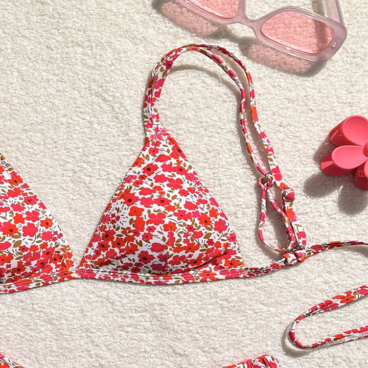 Dame triangel-bikini med blomstret design og fine bindebånd Skovae