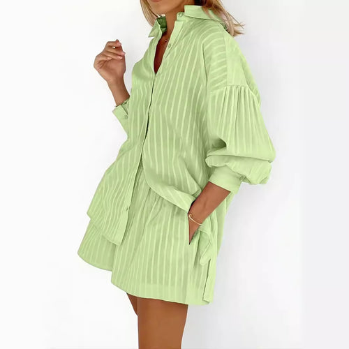 Dame afslappet kombinationsoutfit bestående af skjorte og shorts Stilla