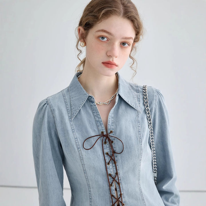 Kvinders jeansbluse med snøret halsudskæring og elegante pufærmer Stilla