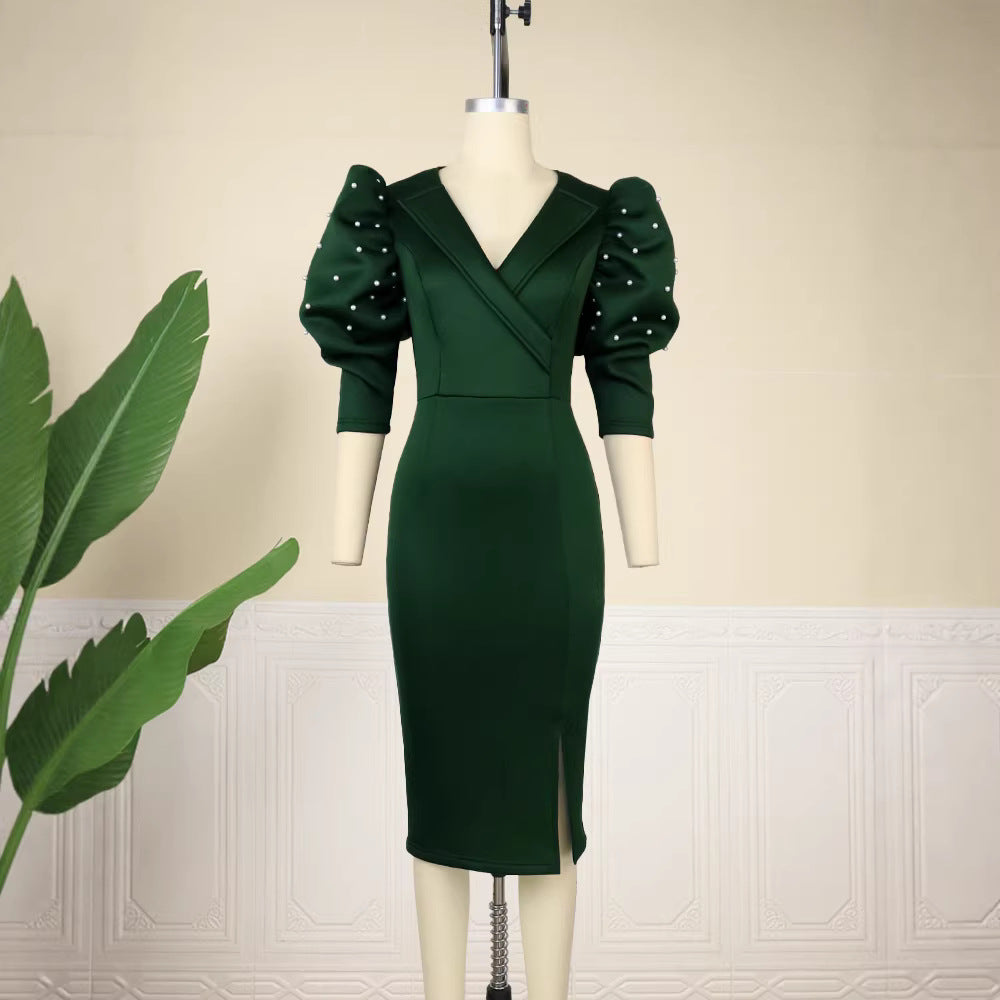 Dame figurtilpasset midi-kjole med voluminøse puffærmer og elegante perleaccenter Skovae