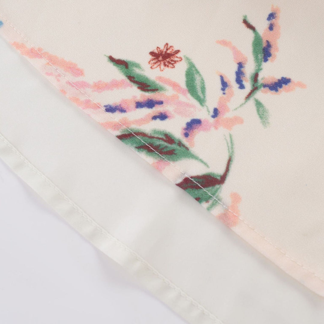 Dame Maxikjole med muntert blomsterprint og feminine flæsedetaljer Stilla