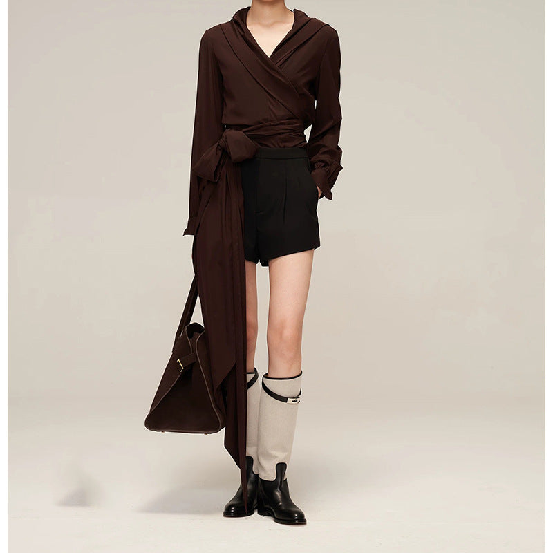 Dame indpakningsbluse med elegant krave og figursyet silhuet Stilla