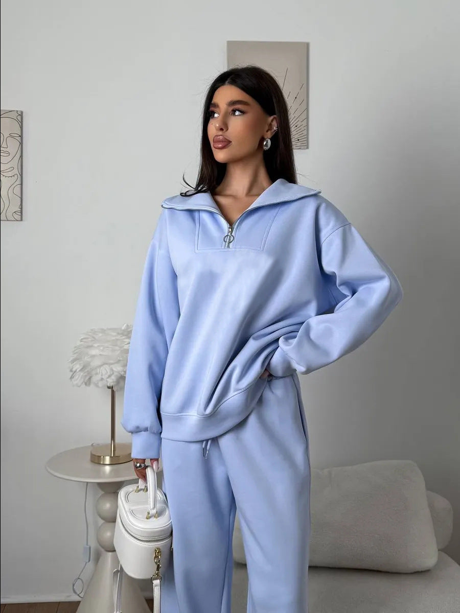 Kvinders elegante fleece træningsdragt med høj krave og praktisk lynlås