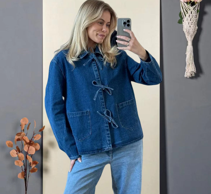 Kvindernes denimjakke med dekorative sløjfer og praktiske lommer Skovae