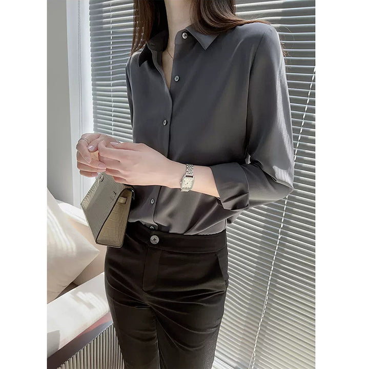 Dame elegant satinbluse med fine knapdetaljer og smalt snit Stilla