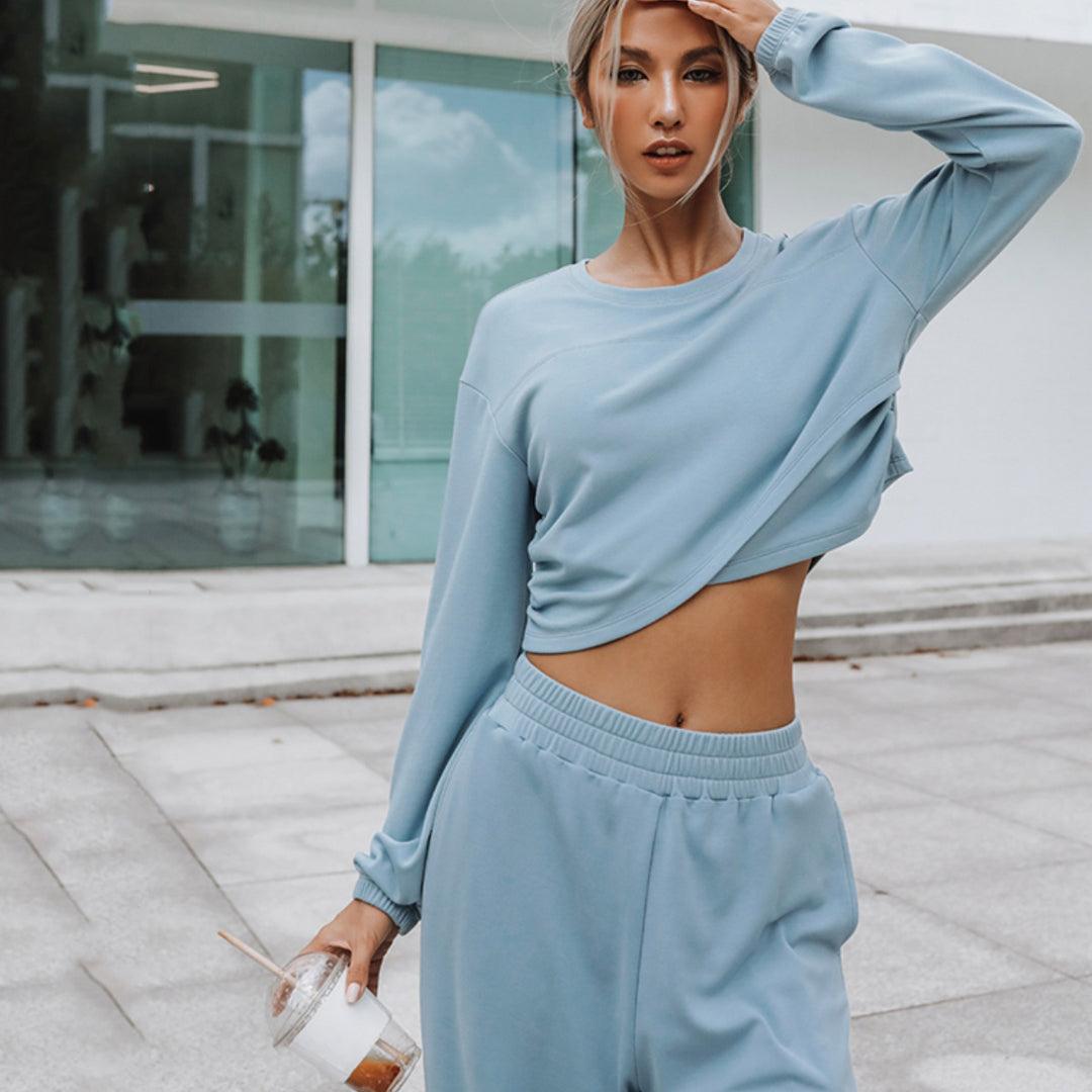 Kvindernes afslappede sæt med cropped top og brede sweatpants Skovae