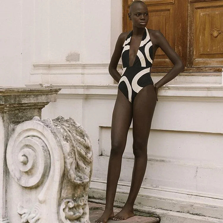 Dame bikiniset med asymmetrisk top og elegant omslagsskjørt Skovae