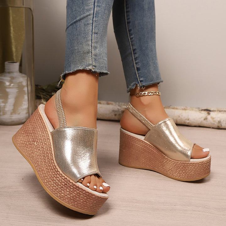 Dame Wedge-sandaler med elegant metallic-overflade og komfortabelt fodseng Stilla