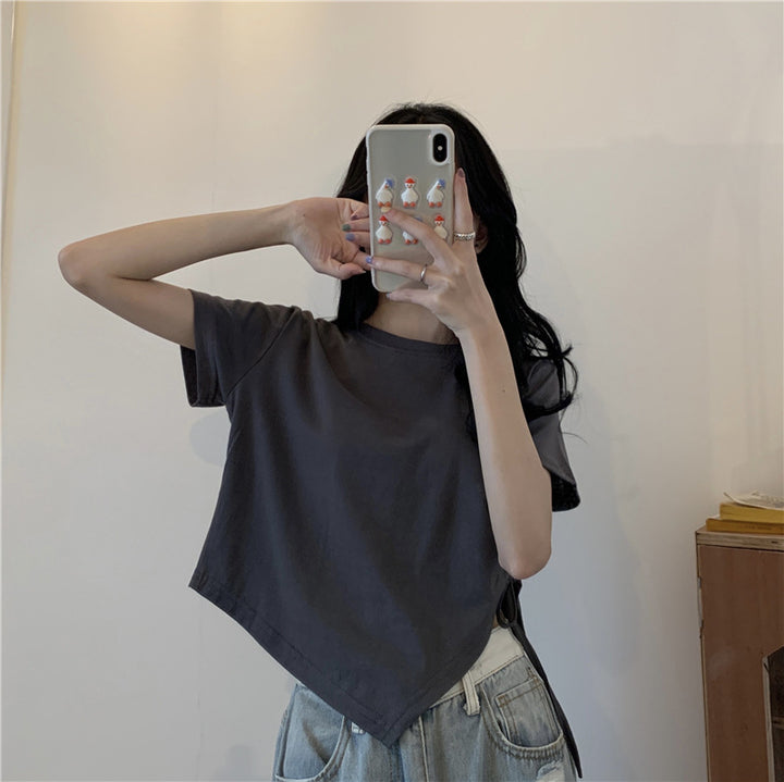 Kvindernes crop top med asymmetrisk kant og løs pasform