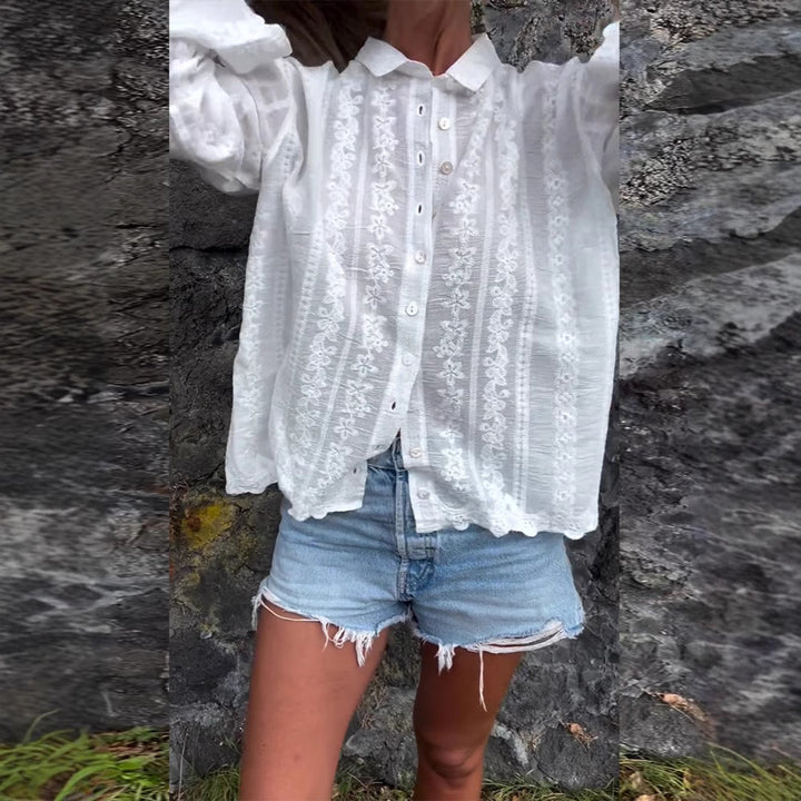 Dame nan bestickede skjortebluse med floral ajour-broderi, perlemorsknapliste og afslappet oversized pasform Skovae