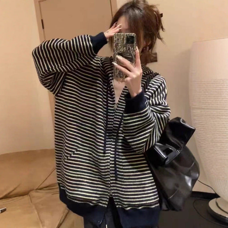 Kvinders fashionable cardigan med bredt stribet mønster og praktiske lommer Stilla