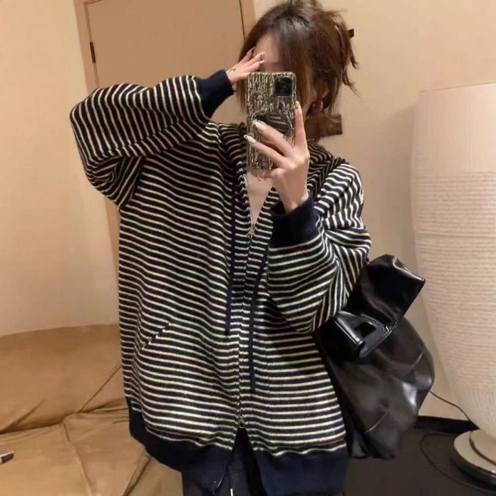 Kvinders fashionable cardigan med bredt stribet mønster og praktiske lommer Stilla