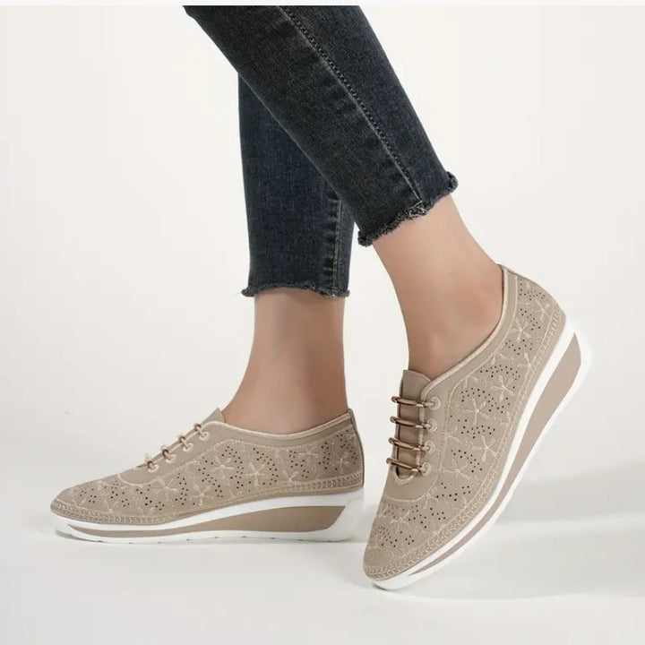 Dame Wedge Sneakers med elegant hulmønster og komfort-sål Stilla