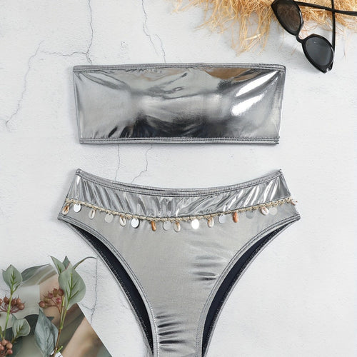 Dame bandeau-bikini med elegant glans-look og fashionable muslingedetaljer Skovae