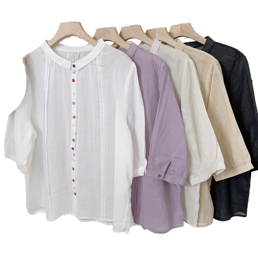 Femme Let Button-Up Bluse med Farverigt Knapdetalje Stilla