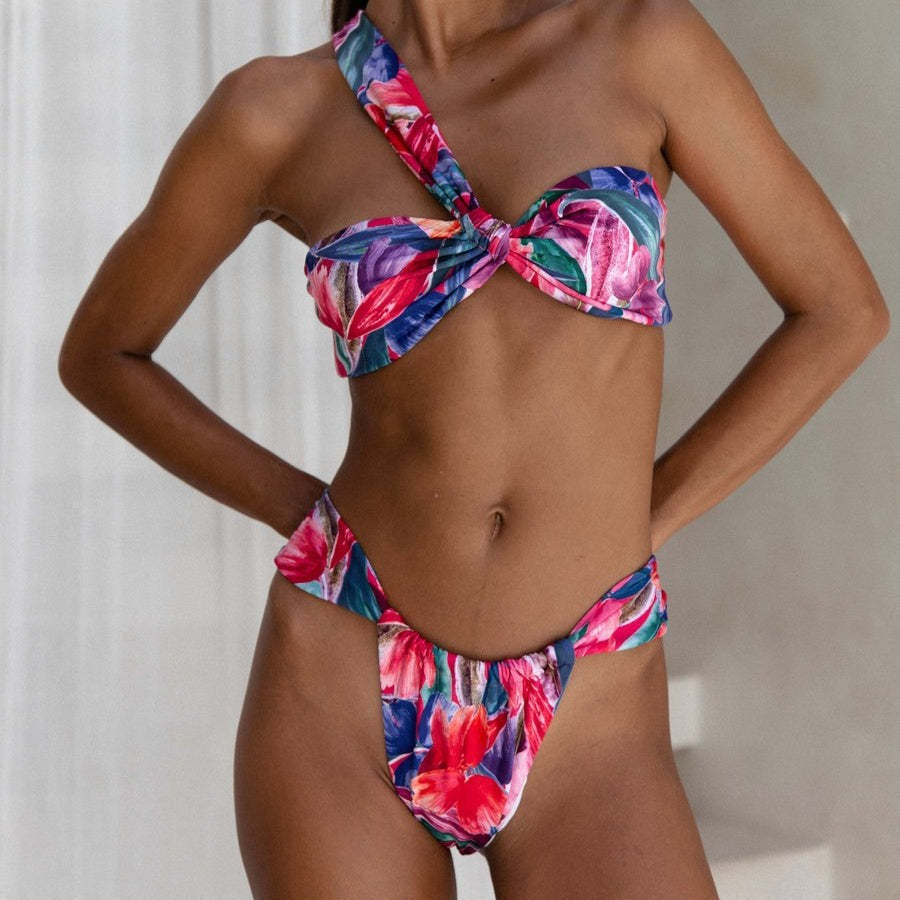 Dame bandeau-bikini med asymmetrisk stropper og fashionable vikledetaljer skovae
