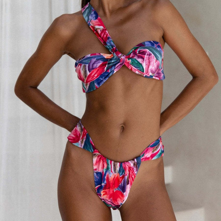 Dame bandeau-bikini med asymmetrisk stropper og fashionable vikledetaljer skovae