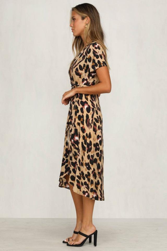 Dame wrap kjole med modetrendy leopardmønster og asymmetrisk kant Stilla