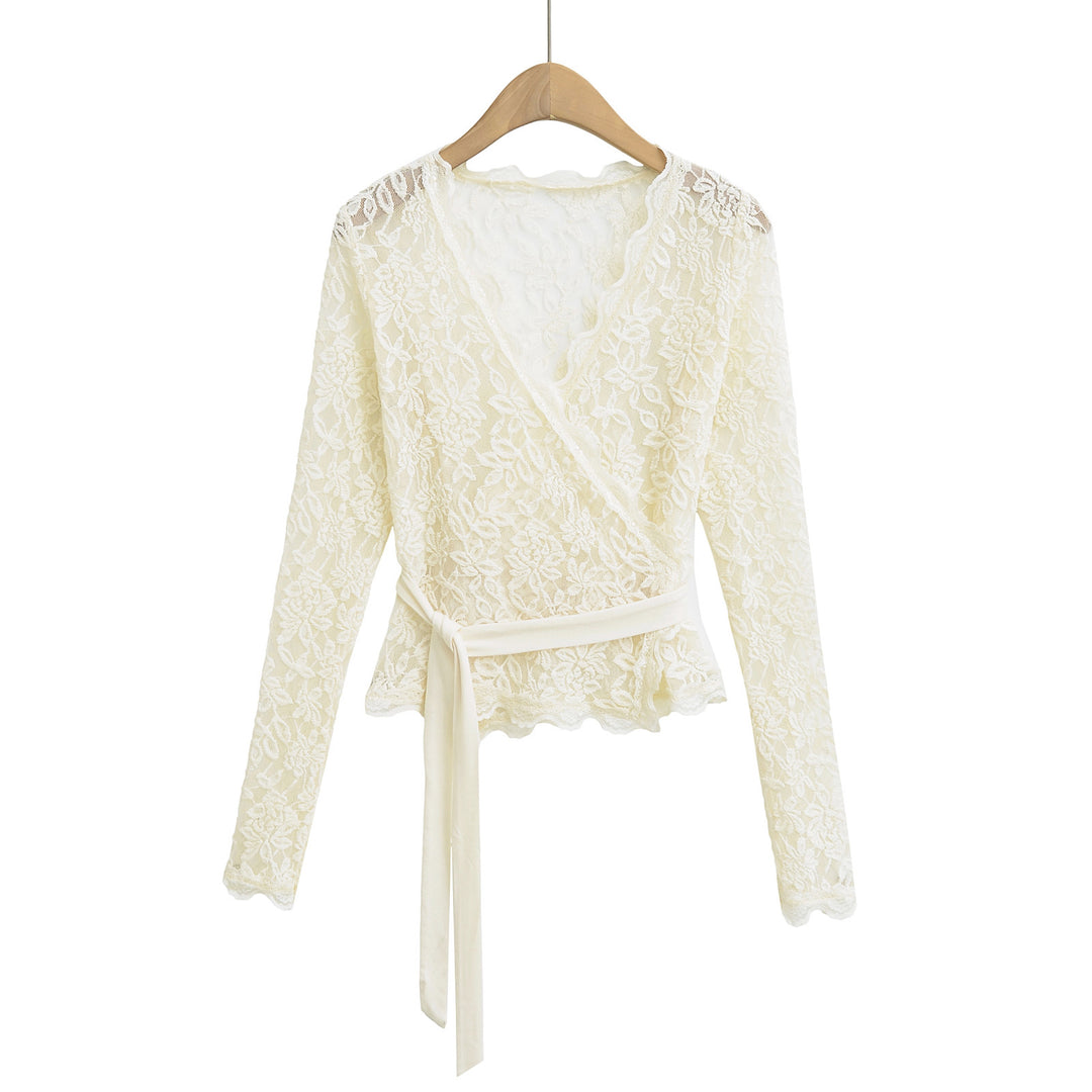 Dame spidsbluse med elegant indpakningsdesign og fine detaljer Stilla