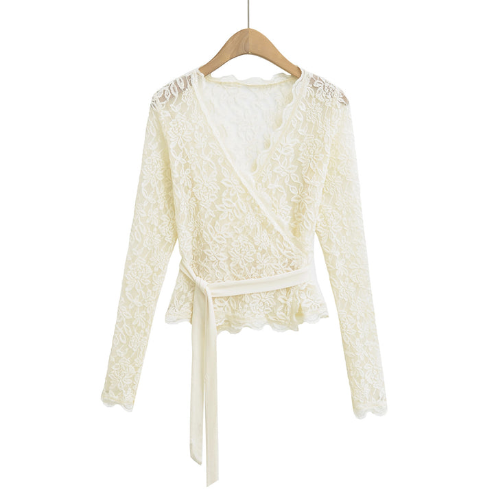 Dame spidsbluse med elegant indpakningsdesign og fine detaljer Stilla