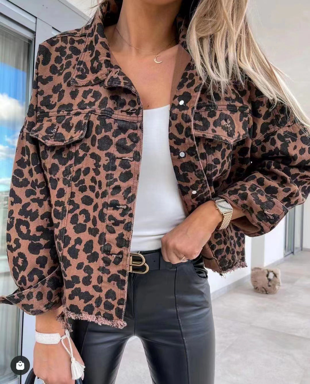 Dame jeansjakke i leoparddesign med løs pasform og frynset afslutning