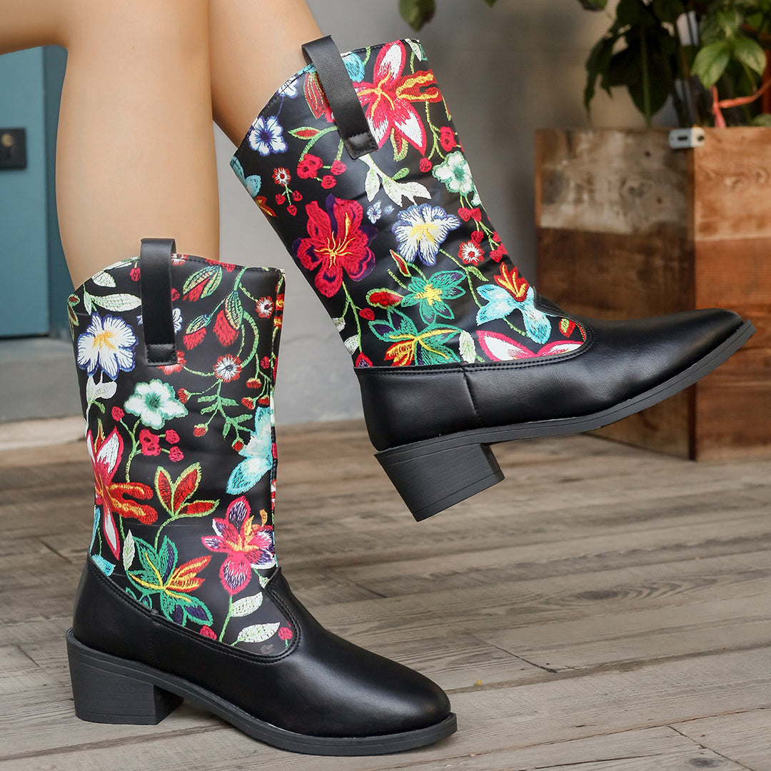 Dame cowboy- støvler med blomsterbroderi og komfortabel blokhæl Stilla