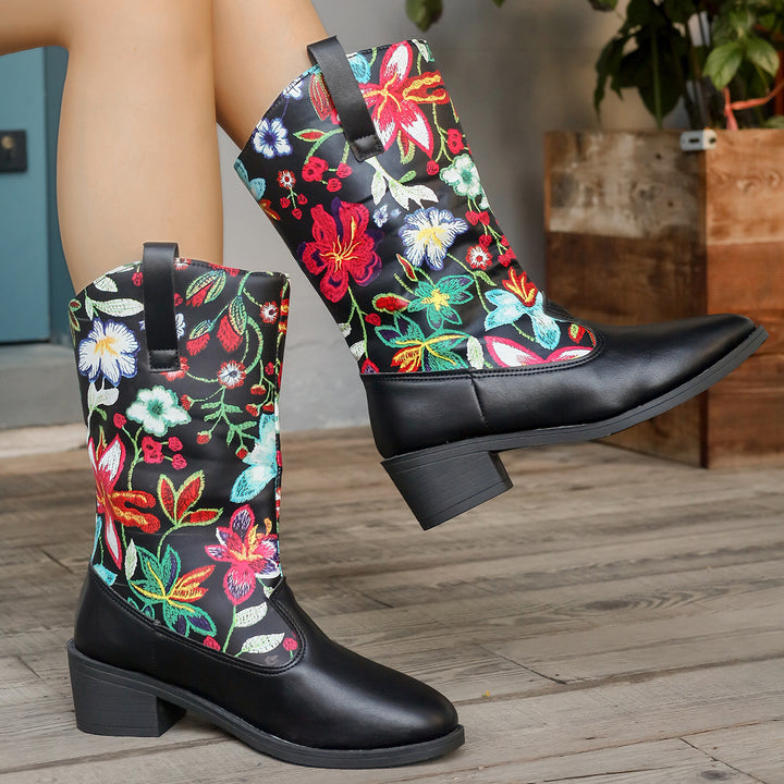 Dame cowboy- støvler med blomsterbroderi og komfortabel blokhæl Stilla
